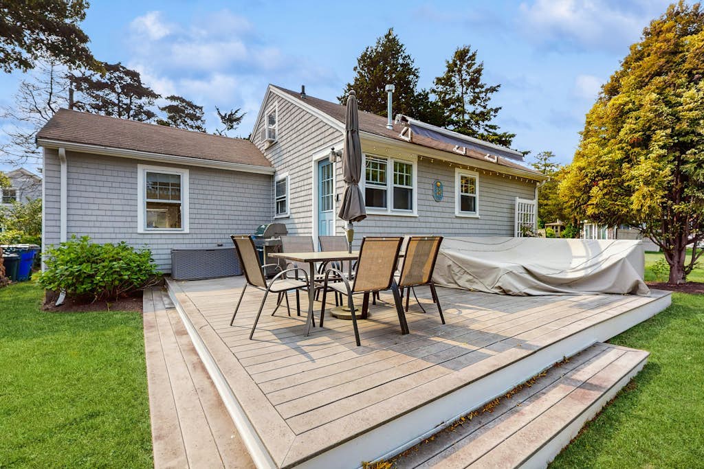 Cottage with beautiful backyard & deck, walk to Hen's Cove Beach