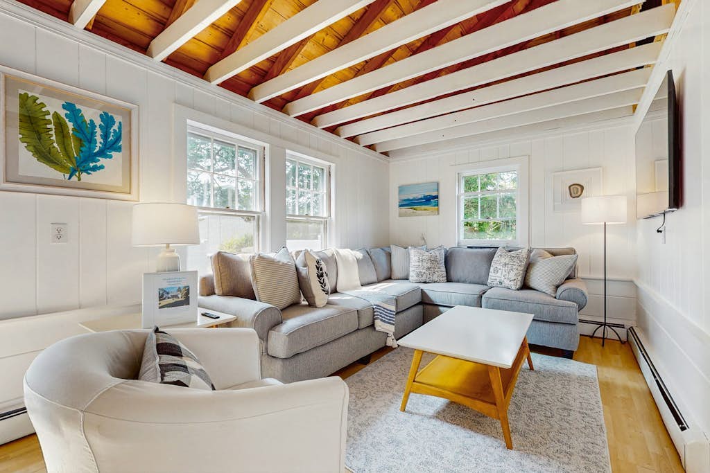 Cottage with beautiful backyard & deck, walk to Hen's Cove Beach