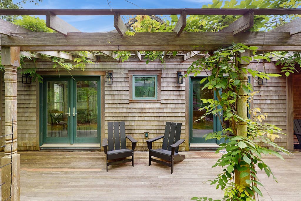 Uniquely designed island retreat with fast WiFi & private W/D - dogs welcome