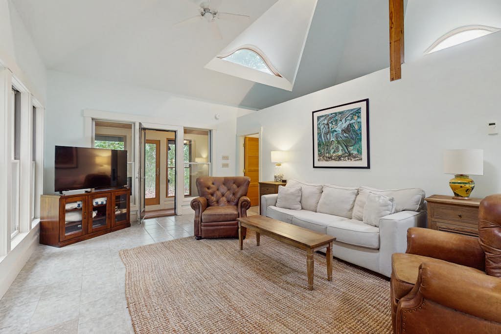 Uniquely designed island retreat with fast WiFi & private W/D - dogs welcome
