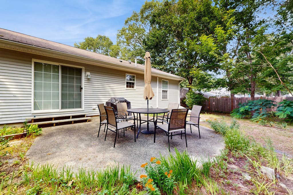 Comfortable family getaway near the beach with patio, grill, WiFi and AC