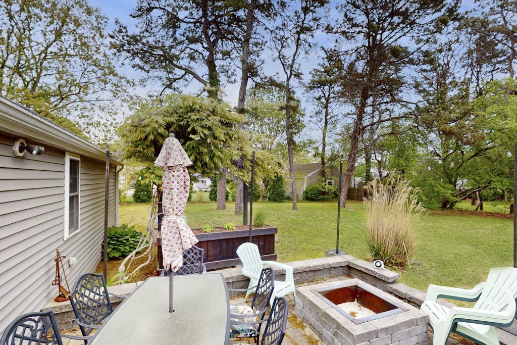Relaxing family retreat with patio, bikes, fire pit, grill, & central AC