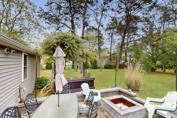 Relaxing family retreat with patio, bikes, fire pit, grill, & central AC