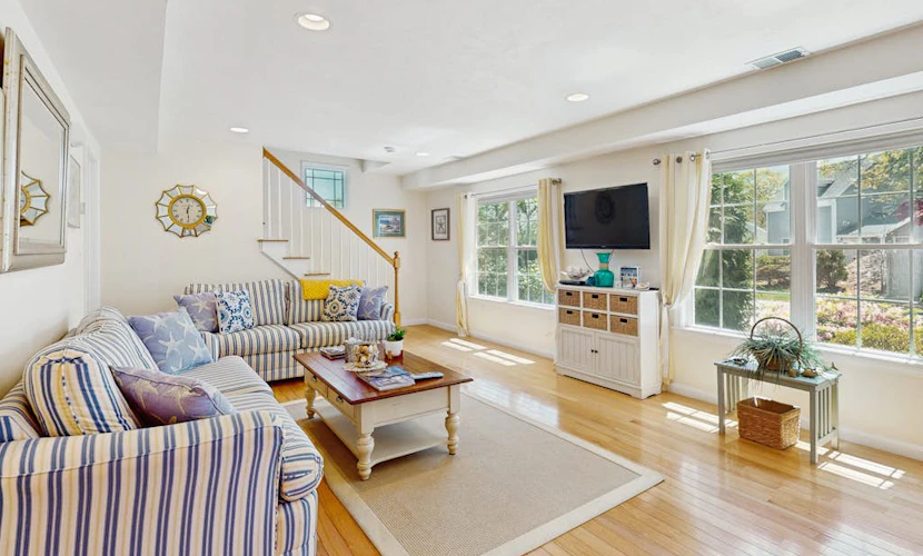 Dog friendly cottage with patio: near beach, town & attractions
