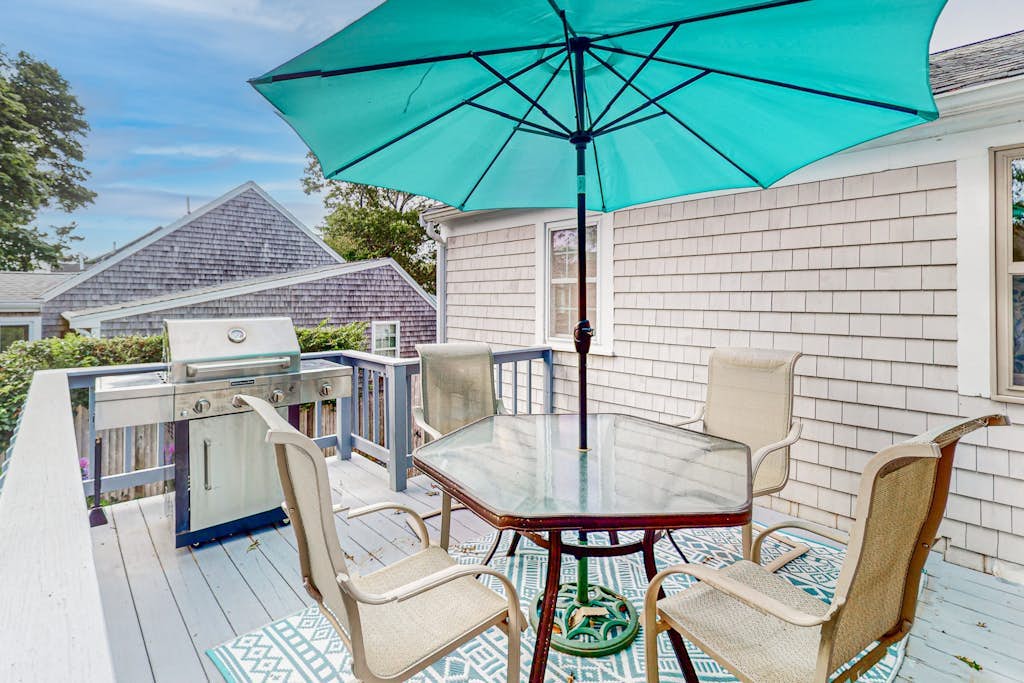 Private house close to beach with grill, AC, yard, and deck