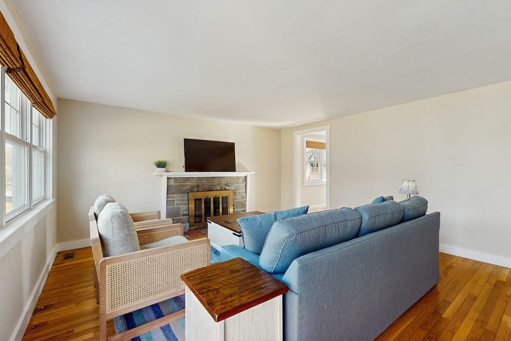 Peaceful Maravista escape with AC, W/D, yard, walk to Great Pond, & breezy charm