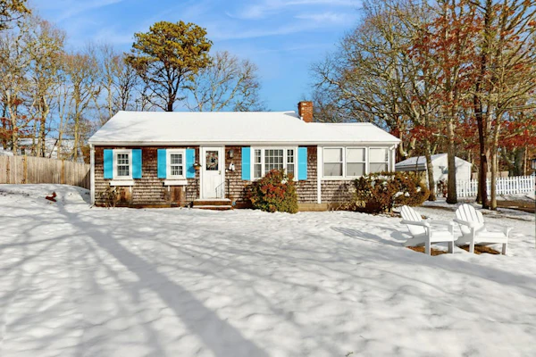 Cozy Cape Cottage w/ large yard, outdoor shower & close to beaches & attractions