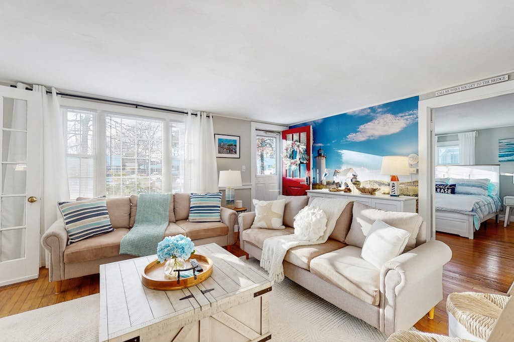 Cozy Cape Cottage w/ large yard, outdoor shower & close to beaches & attractions