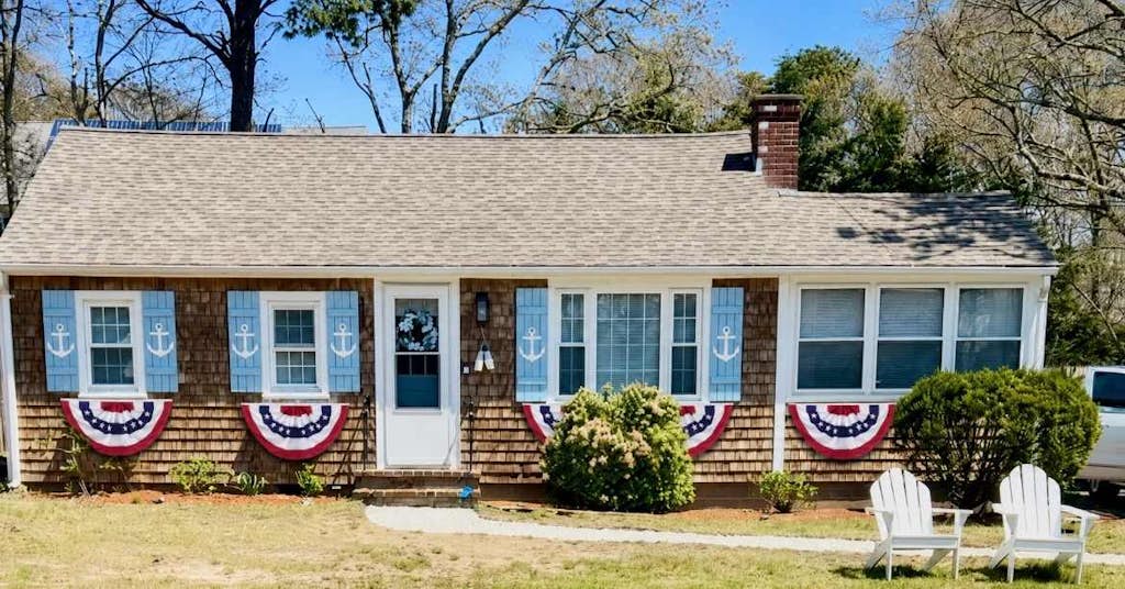 Cozy Cape Cottage w/ large yard, outdoor shower & close to beaches & attractions
