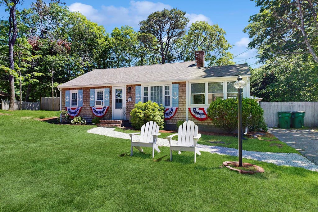 Cozy Cape Cottage w/ large yard, outdoor shower & close to beaches & attractions