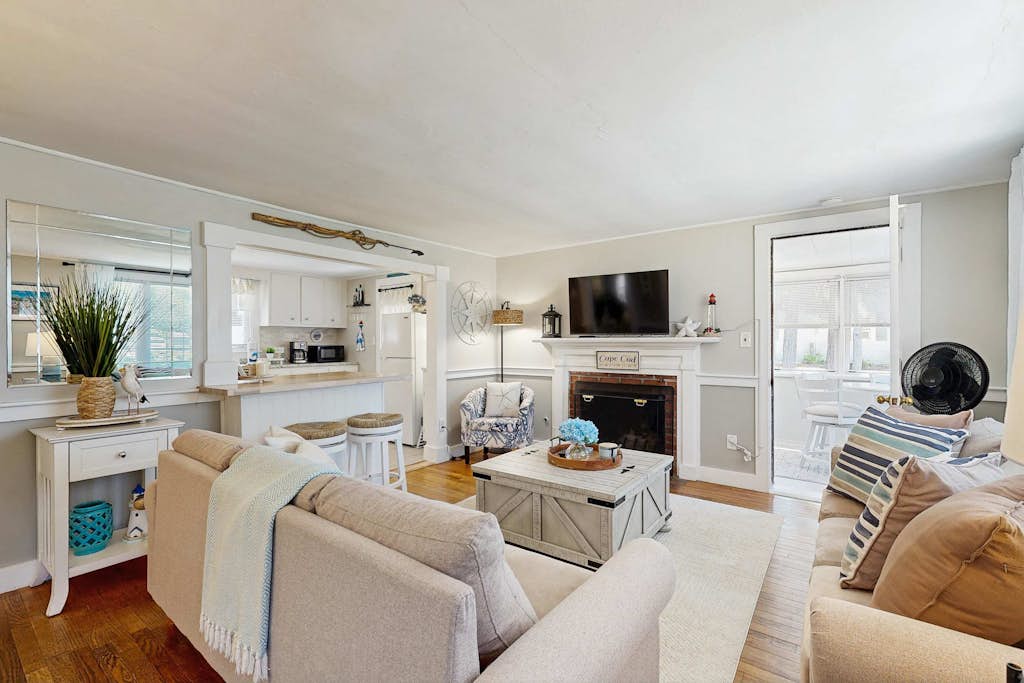 Cozy Cape Cottage w/ large yard, outdoor shower & close to beaches & attractions