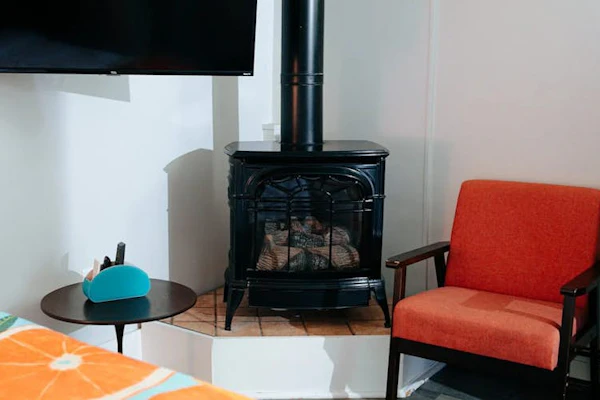 Stylish studio in central location with fireplace, AC, & tranquil courtyard