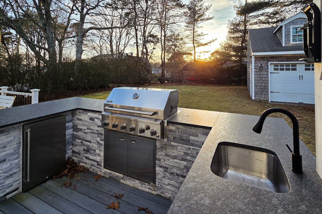 Remodeled cape w/ outdoor kitchen & yard: near Seagull Beach, local attractions