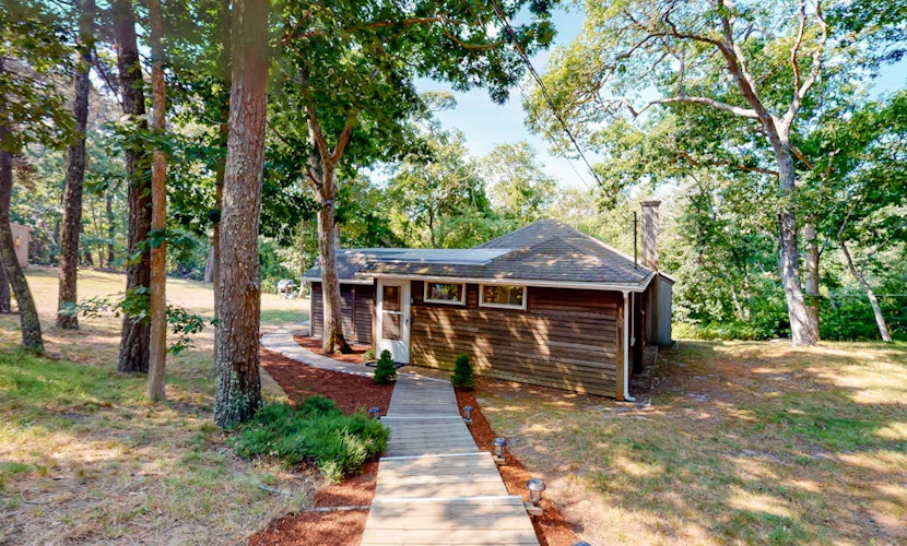 Darling, secluded cottage with large yard - walk to Chatham & Lighthouse Beach