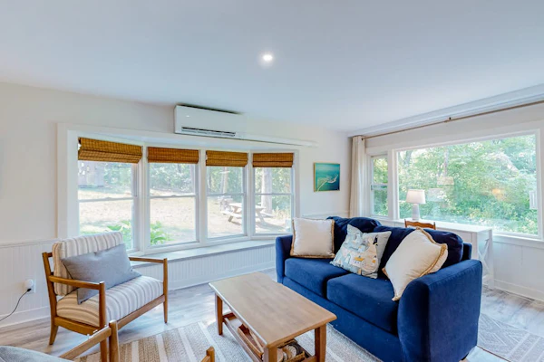 Darling, secluded cottage with large yard - walk to Chatham & Lighthouse Beach