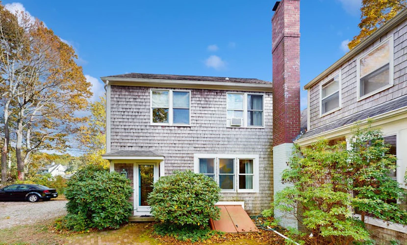 Dog-friendly historic home with yard, games, grill, children's items, W/D, & AC