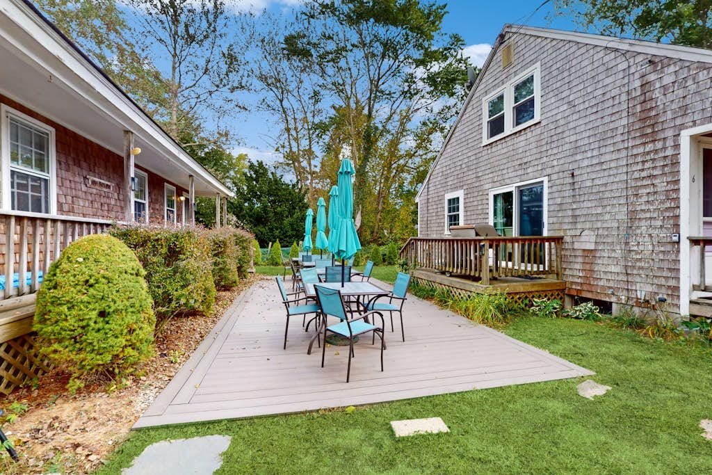 Dog-friendly duplex with decks, fast WiFi & centralAC - walk to Sea Street Beach