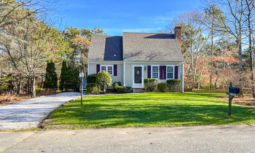 Quintessential Cape Cod Home. Beautiful Beaches, Chip Shot to Golf and Town