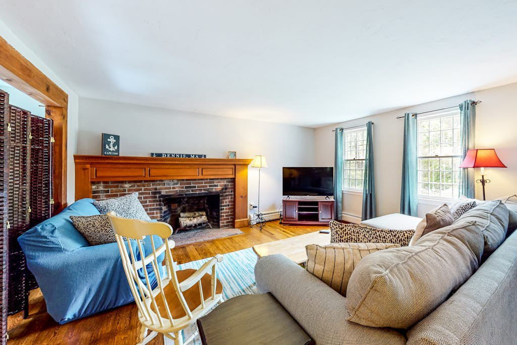 Quintessential Cape Cod Home. Beautiful Beaches, Chip Shot to Golf and Town