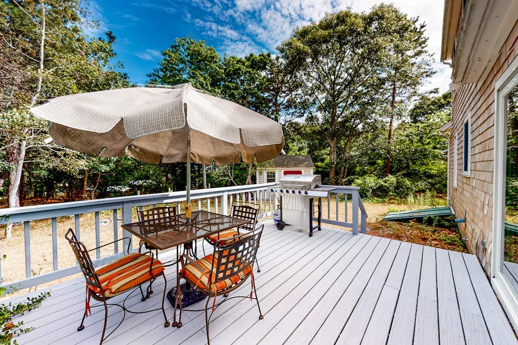 Quintessential Cape Cod Home. Beautiful Beaches, Chip Shot to Golf and Town