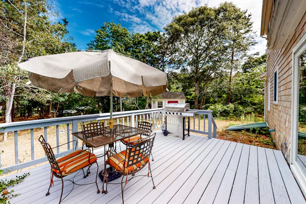 Quintessential Cape Cod Home. Beautiful Beaches, Chip Shot to Golf and Town