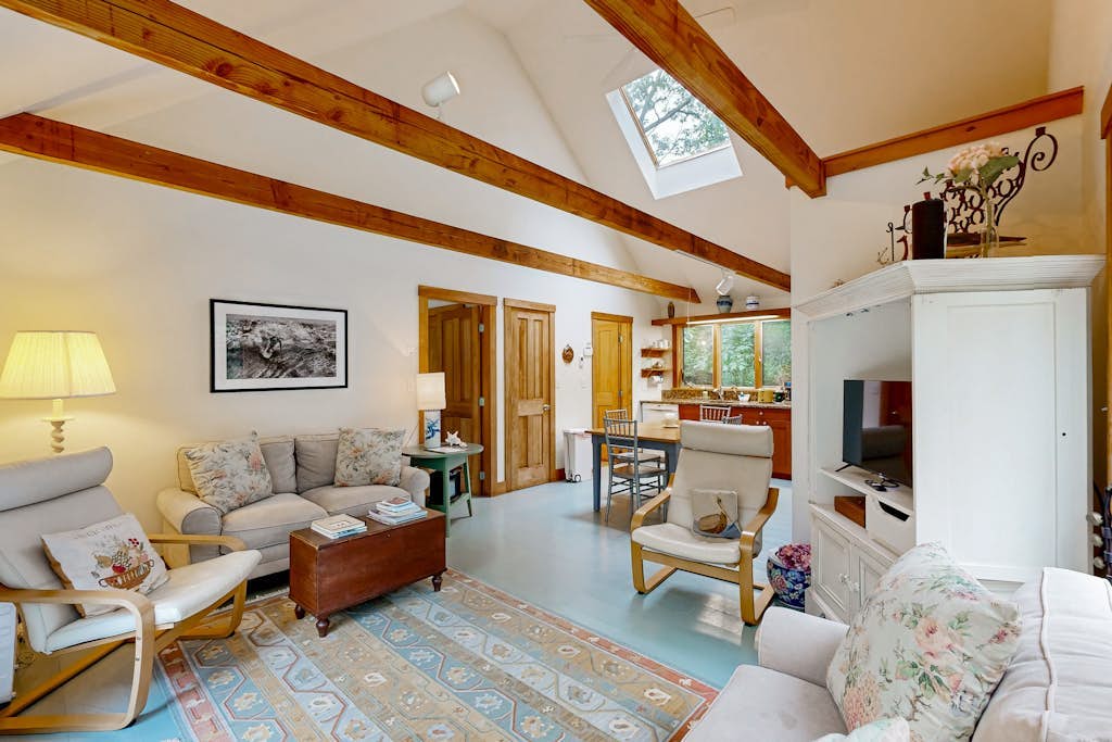 Peaceful, dog-friendly home on 3 acres with lovely yard, near beaches