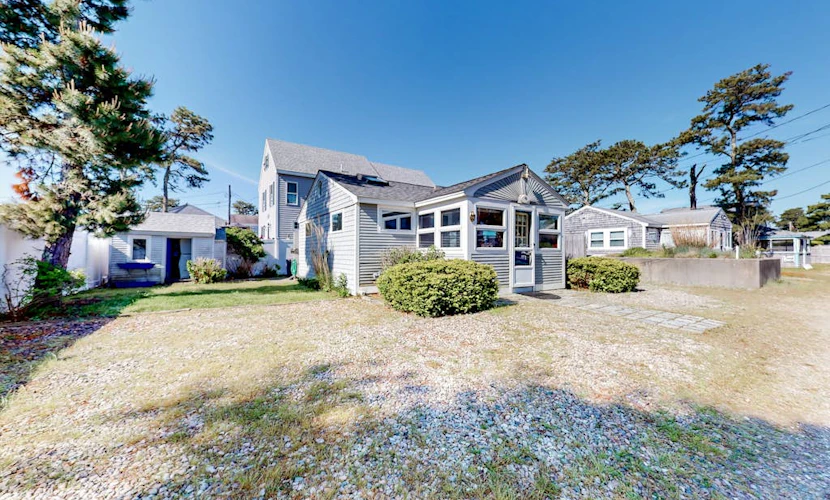 Charming cottage with private W/D, wifi + minutes to beach