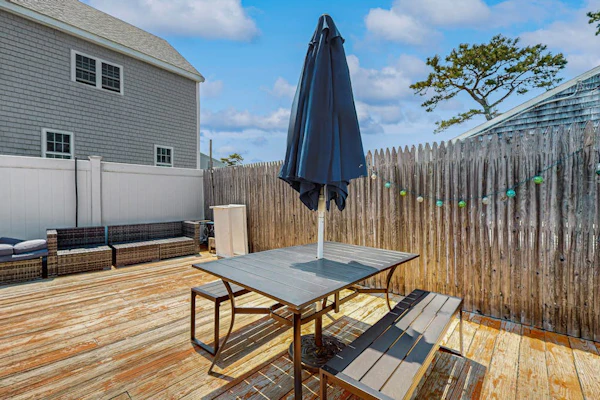Charming cottage with private W/D, wifi + minutes to beach