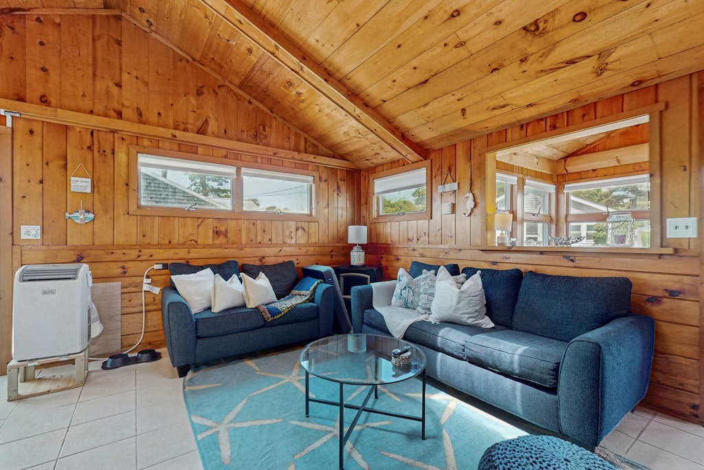 Charming cottage with private W/D, wifi + minutes to beach