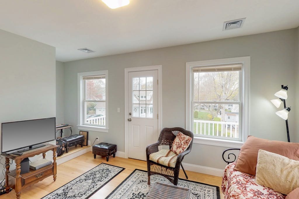 Newly built bayview home, steps to dock/launch on Great Pond - small dogs OK