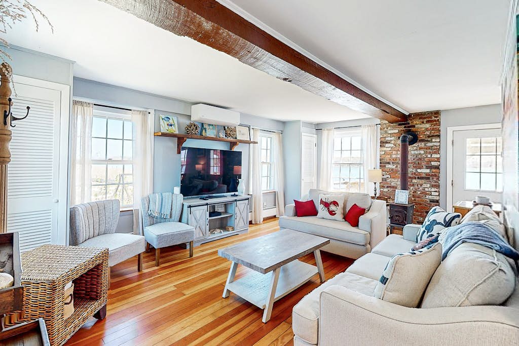 Historic charmer on the water with a firepit, kayaks, bikes, & firepit