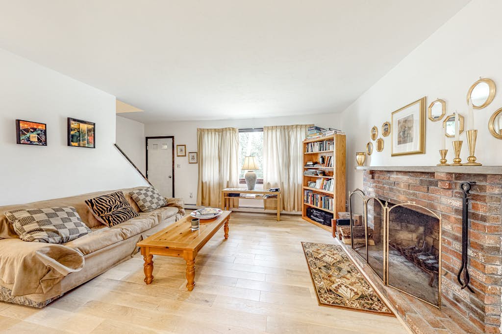 Adorable Home on a Grassy Lot w/ Free WiFi, Two Living Areas, & a Full Kitchen