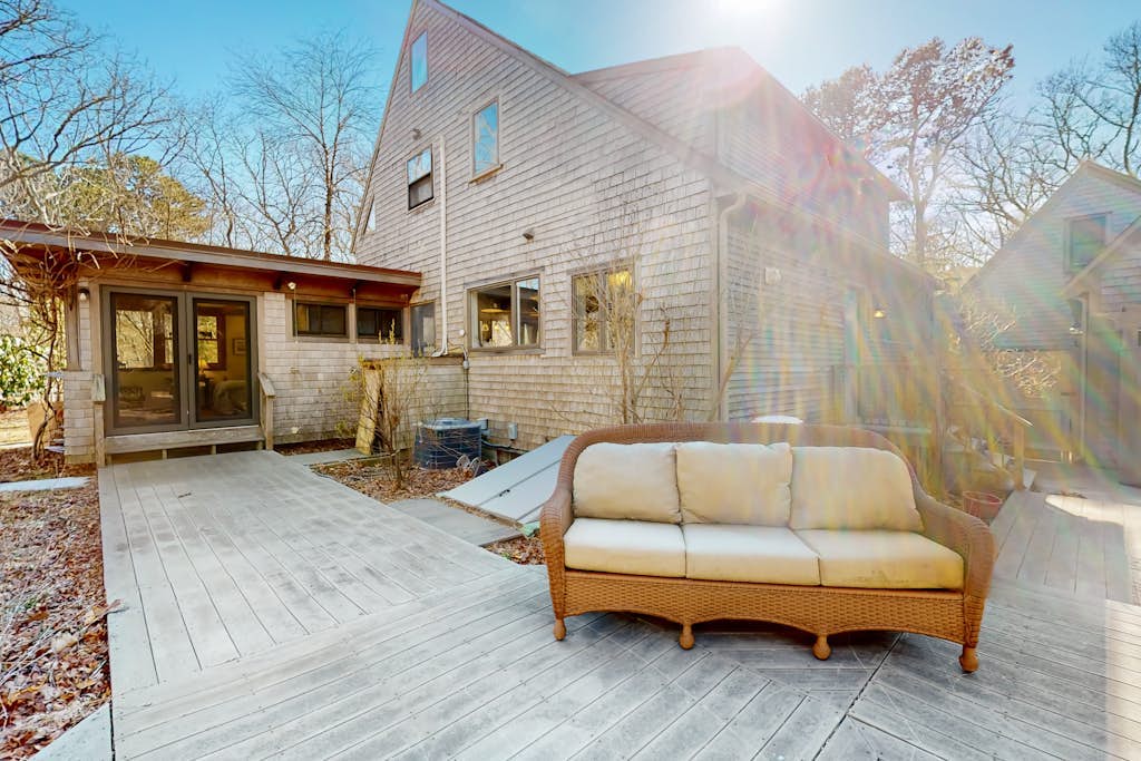 Gorgeous woodland home with deck & firepit - walk to ocean bluffs & Rail Trail