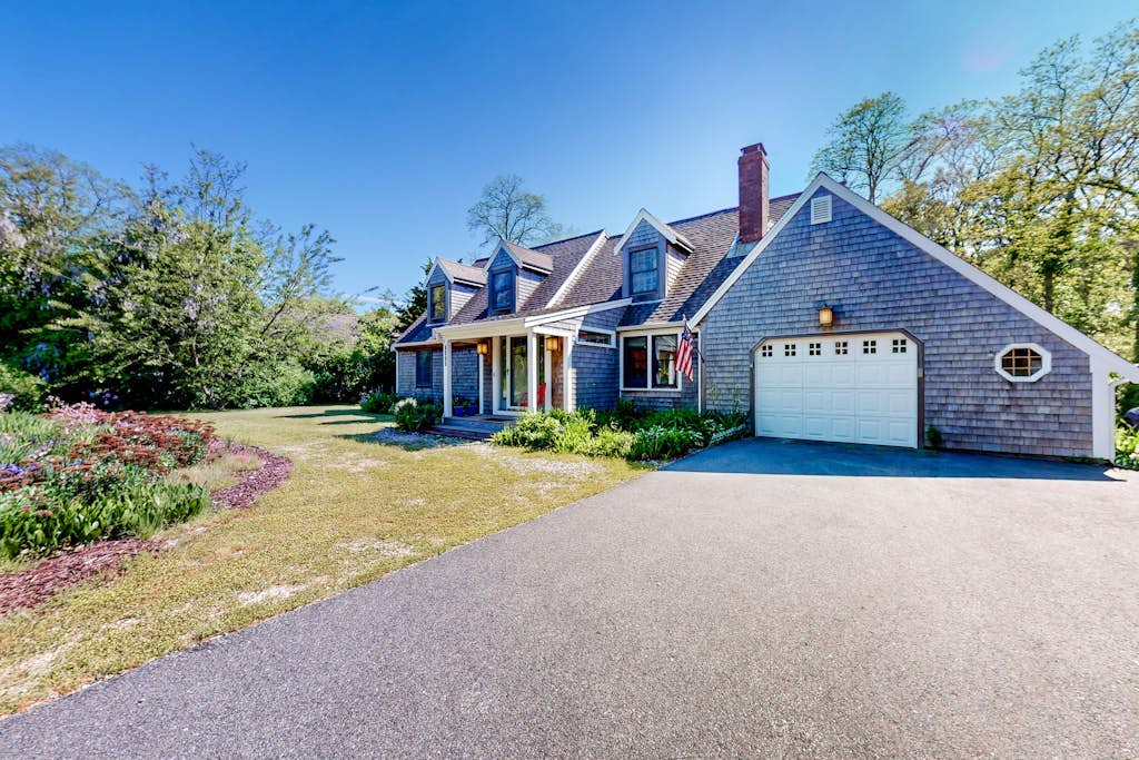 Charming retreat near the ocean with W/D, games, & trails
