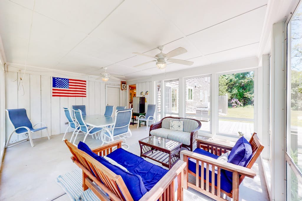 Charming retreat near the ocean with W/D, games, & trails