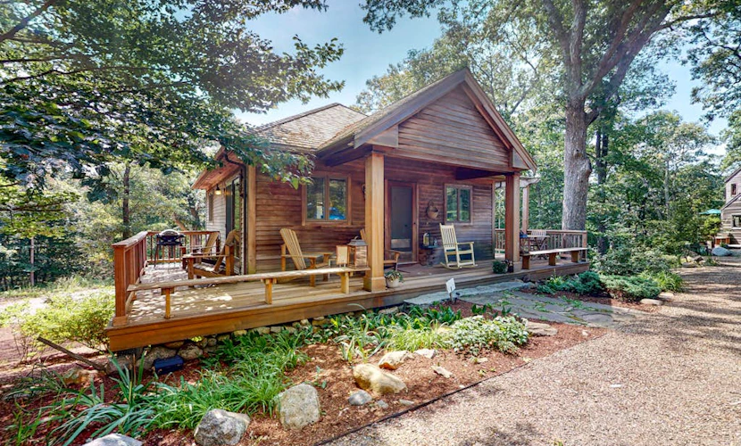 Nana's Backyard Treehouse with deck, electric/gas grills, kitchenette