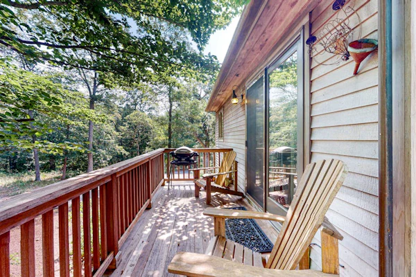 Nana's Backyard Treehouse with deck, electric/gas grills, kitchenette