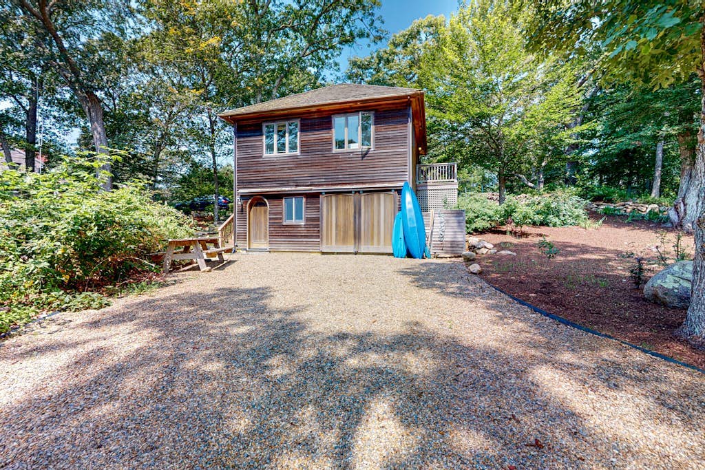 Nana's Backyard Treehouse with deck, electric/gas grills, kitchenette