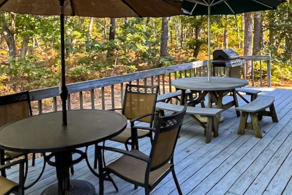 Quiet home with sunroom, deck, W/D, AC, & quick access to beach