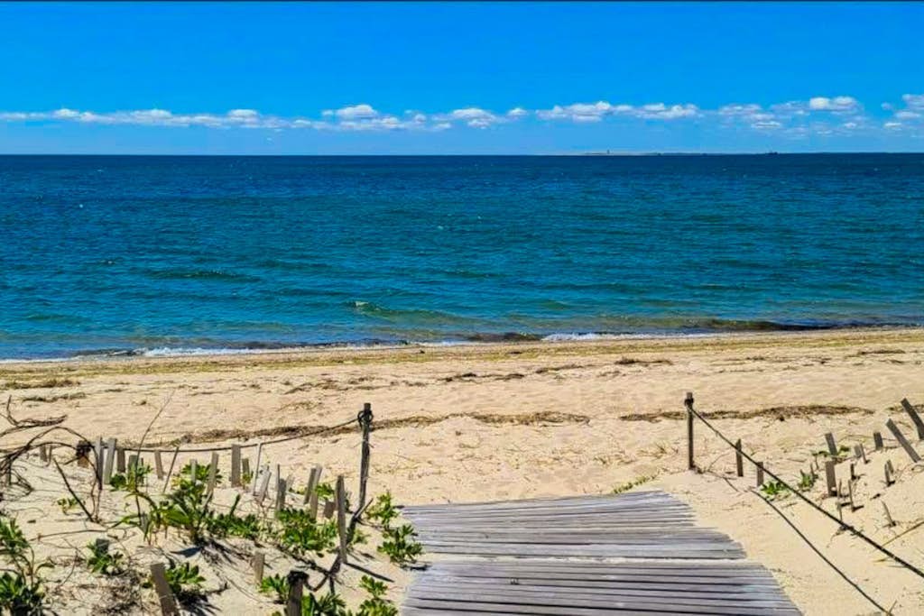 Peaceful Beachfront Cottage with Bay Views: near town, bike trails & dune walks