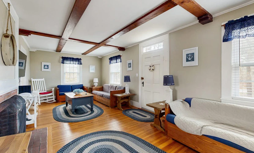 Bright family home close to beach with large yard, deck, games & dog friendly