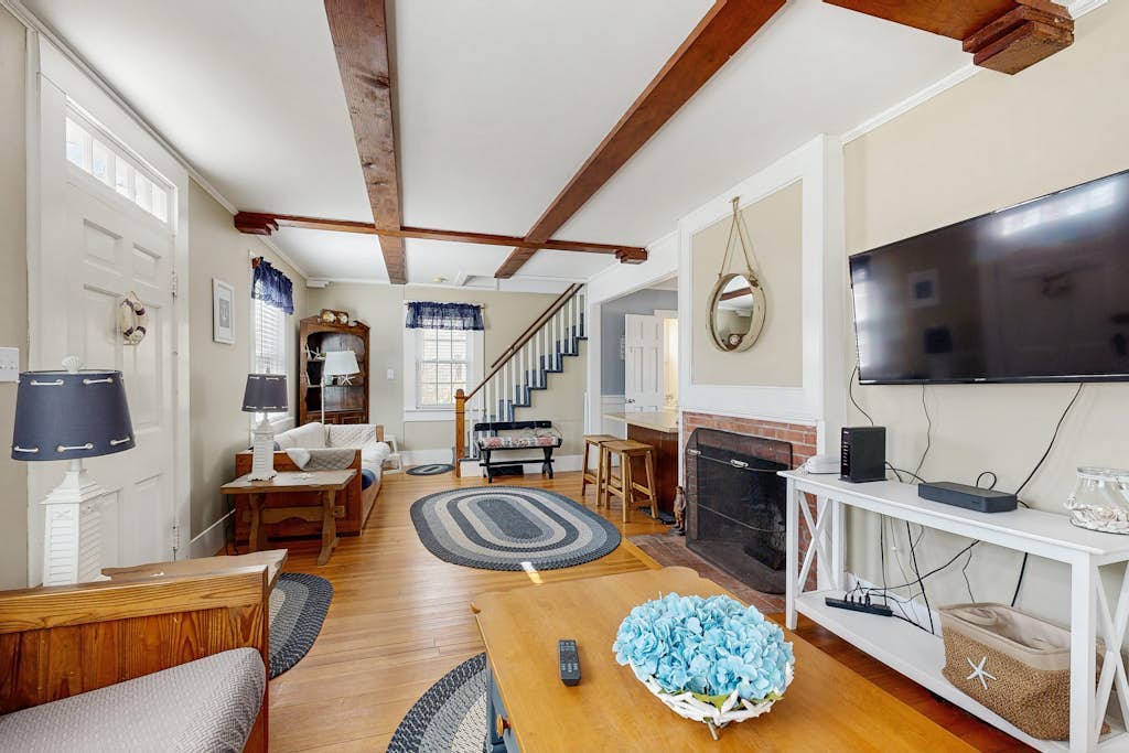 Bright family home close to beach with large yard, deck, games & dog friendly