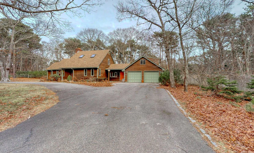 Gorgeous home near the ocean w/ a full kitchen, deck, & large, fenced back yard