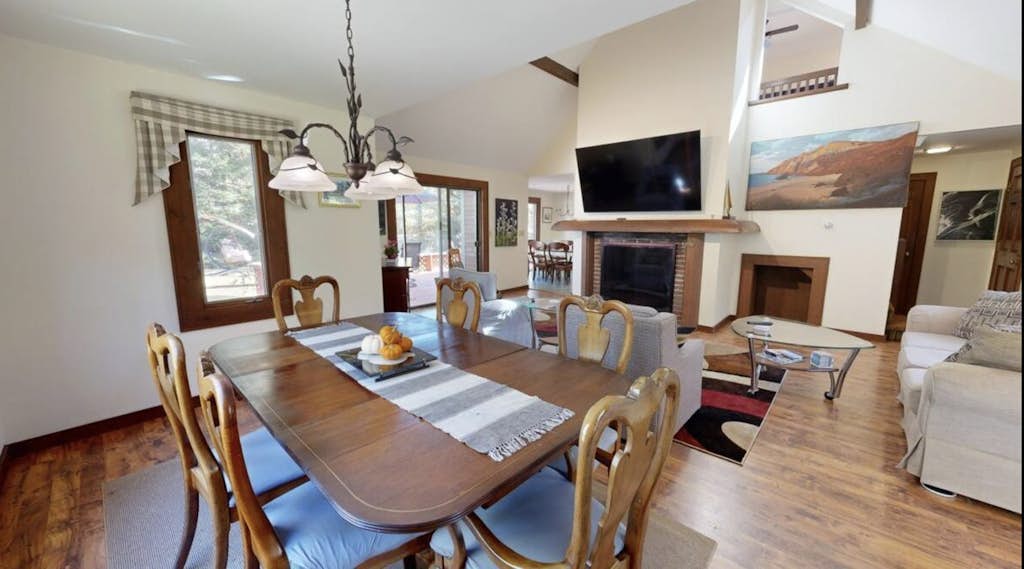Gorgeous home near the ocean w/ a full kitchen, deck, & large, fenced back yard