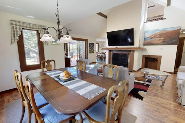 Gorgeous home near the ocean w/ a full kitchen, deck, & large, fenced back yard