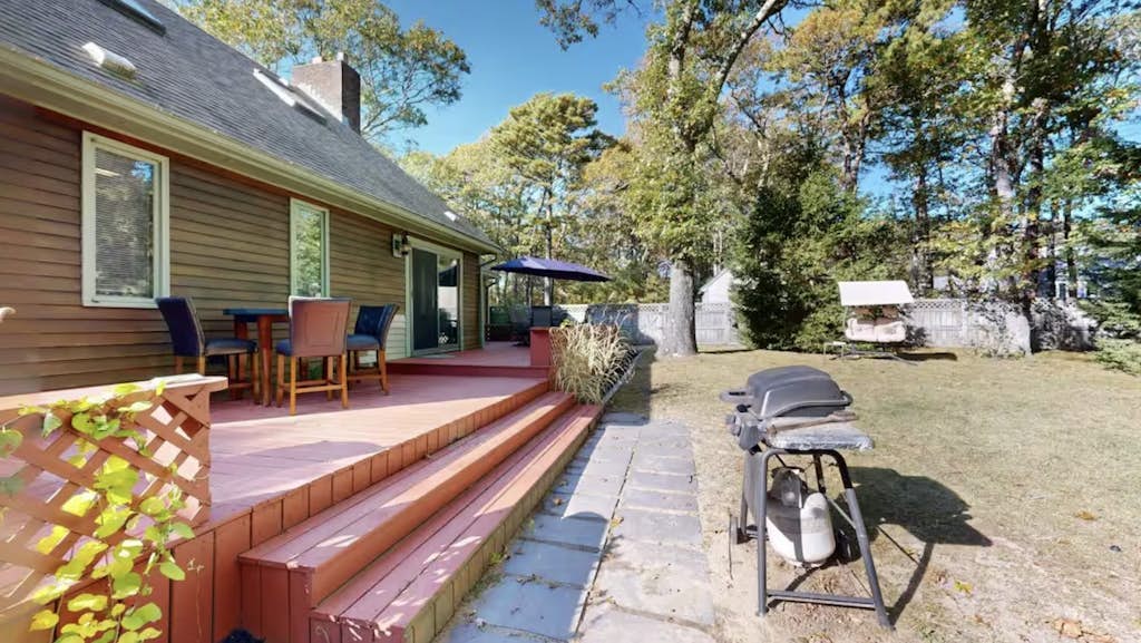 Gorgeous home near the ocean w/ a full kitchen, deck, & large, fenced back yard