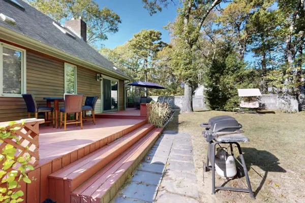 Gorgeous home near the ocean w/ a full kitchen, deck, & large, fenced back yard