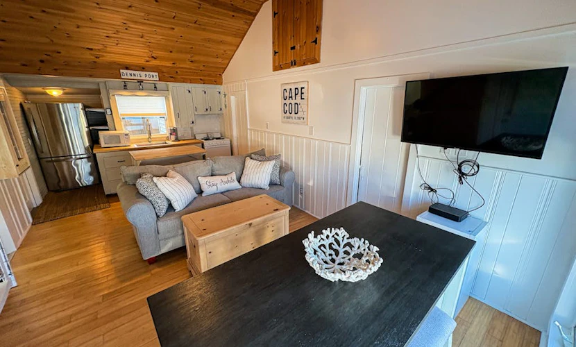 Coastal cottage close to sandy beach with private deck, kayaks & dog friendly