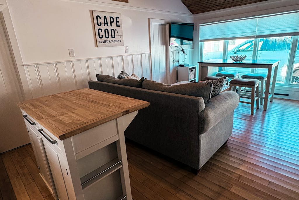 Coastal cottage close to sandy beach with private deck, kayaks & dog friendly