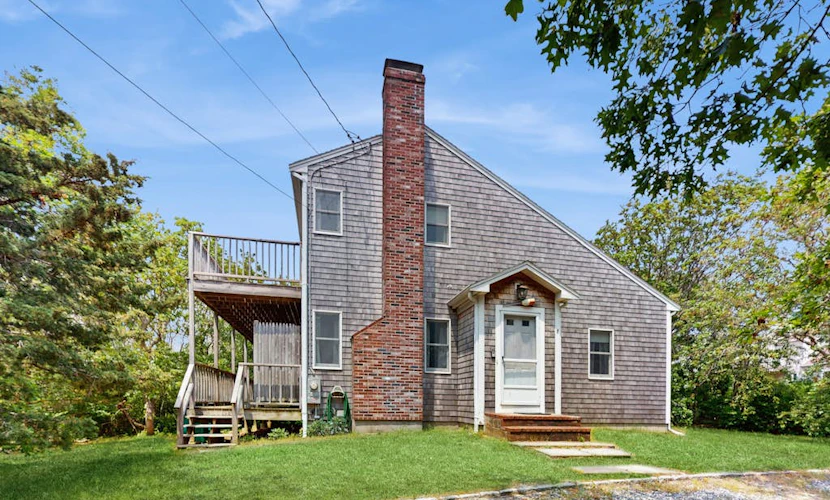 Home in a bayside neighborhood with 2 large decks - walk to beaches
